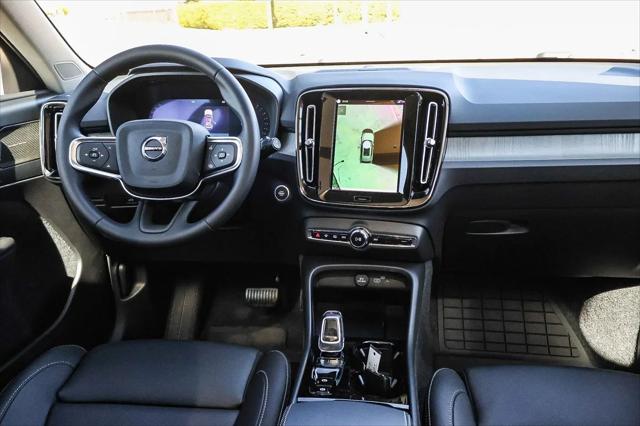 2026 Volvo XC40 Ultra, B5 AWD Gas (mild hybrid), Dark