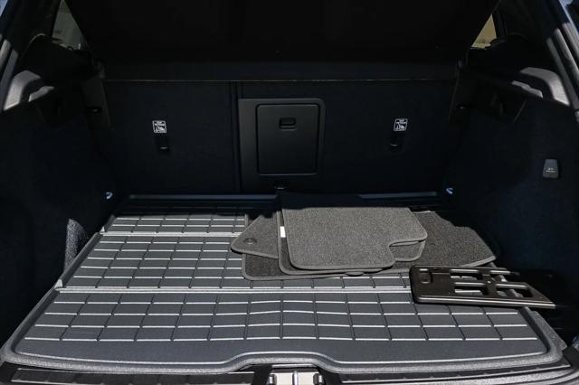 2026 Volvo XC40 Ultra, B5 AWD Gas (mild hybrid), Dark