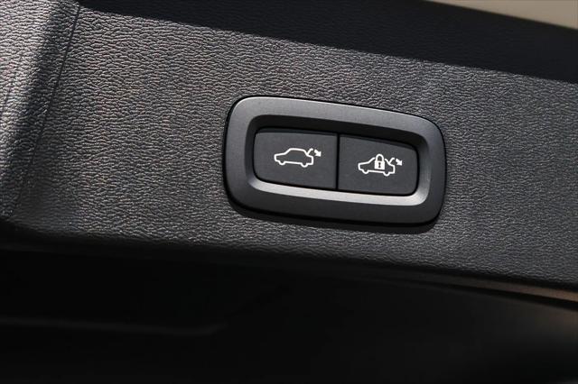 2026 Volvo XC40 Ultra, B5 AWD Gas (mild hybrid), Dark