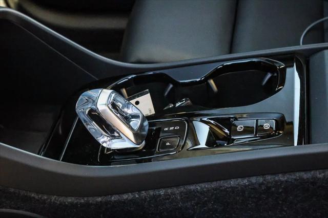 2026 Volvo XC40 Ultra, B5 AWD Gas (mild hybrid), Dark