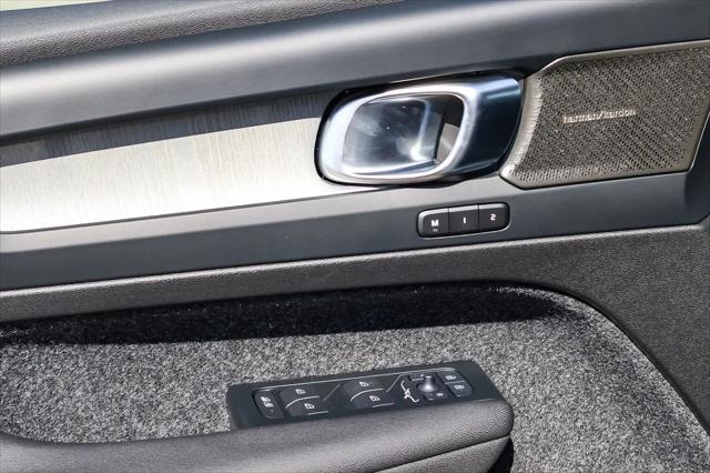 2026 Volvo XC40 Ultra, B5 AWD Gas (mild hybrid), Dark