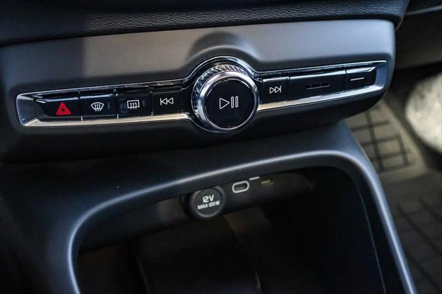 2026 Volvo XC40 Ultra, B5 AWD Gas (mild hybrid), Dark