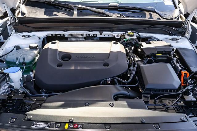 2026 Volvo XC40 Ultra, B5 AWD Gas (mild hybrid), Dark