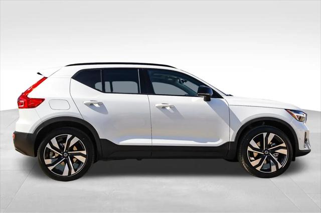 2026 Volvo XC40 Ultra, B5 AWD Gas (mild hybrid), Dark