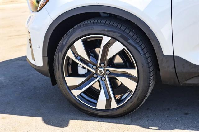 2026 Volvo XC40 Ultra, B5 AWD Gas (mild hybrid), Dark