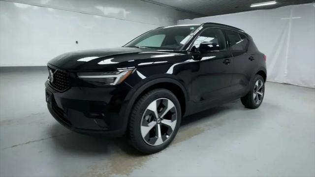 2026 Volvo XC40 Plus, B5 AWD Gas (mild hybrid), Dark