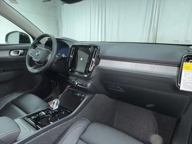2026 Volvo XC40 Plus, B5 AWD Gas (mild hybrid), Dark