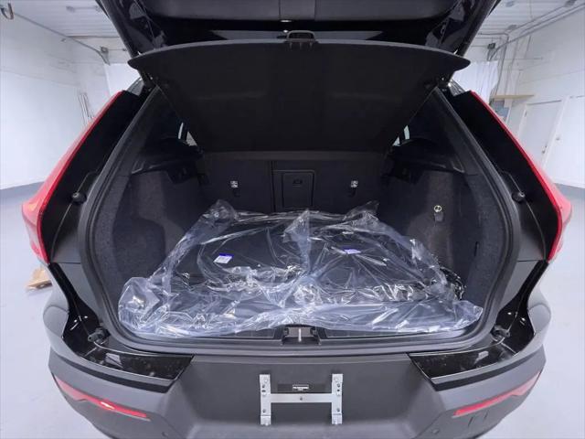 2026 Volvo XC40 Plus, B5 AWD Gas (mild hybrid), Dark