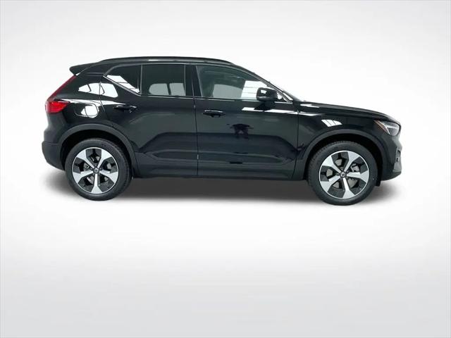 2026 Volvo XC40 Plus, B5 AWD Gas (mild hybrid), Dark