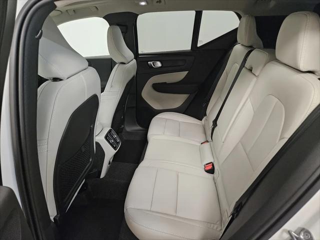 2026 Volvo XC40 Ultra, B5 AWD Gas (mild hybrid), Dark
