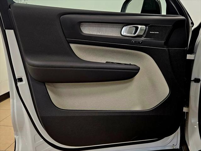 2026 Volvo XC40 Ultra, B5 AWD Gas (mild hybrid), Dark