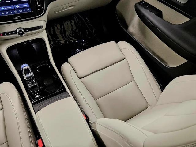 2026 Volvo XC40 Ultra, B5 AWD Gas (mild hybrid), Dark