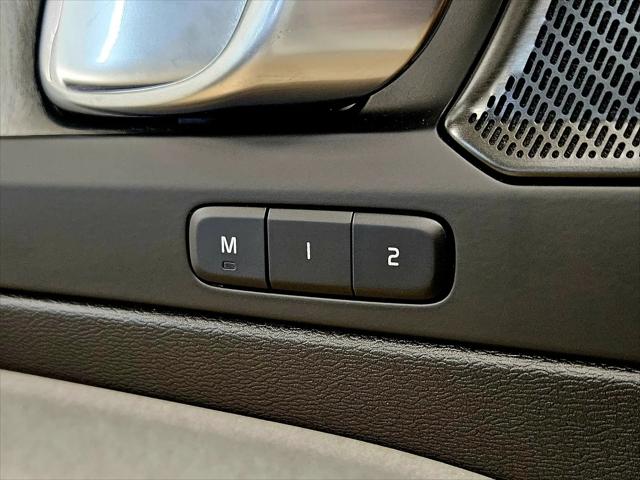 2026 Volvo XC40 Ultra, B5 AWD Gas (mild hybrid), Dark