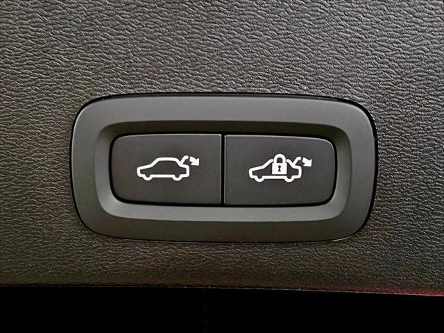 2026 Volvo XC40 Ultra, B5 AWD Gas (mild hybrid), Dark