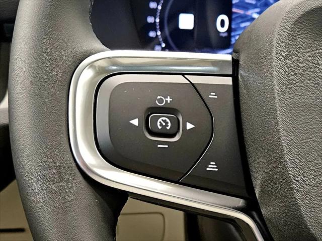 2026 Volvo XC40 Ultra, B5 AWD Gas (mild hybrid), Dark