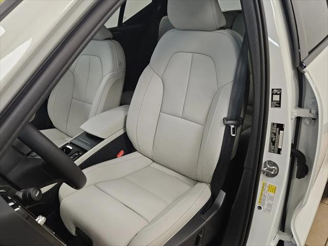 2026 Volvo XC40 Ultra, B5 AWD Gas (mild hybrid), Dark