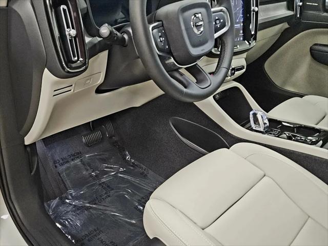 2026 Volvo XC40 Ultra, B5 AWD Gas (mild hybrid), Dark