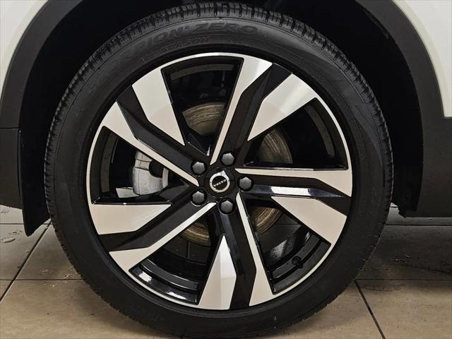 2026 Volvo XC40 Ultra, B5 AWD Gas (mild hybrid), Dark