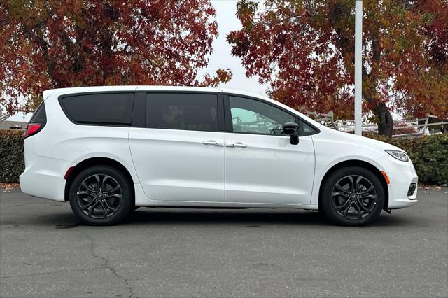 2026 Chrysler Pacifica PACIFICA SELECT AWD