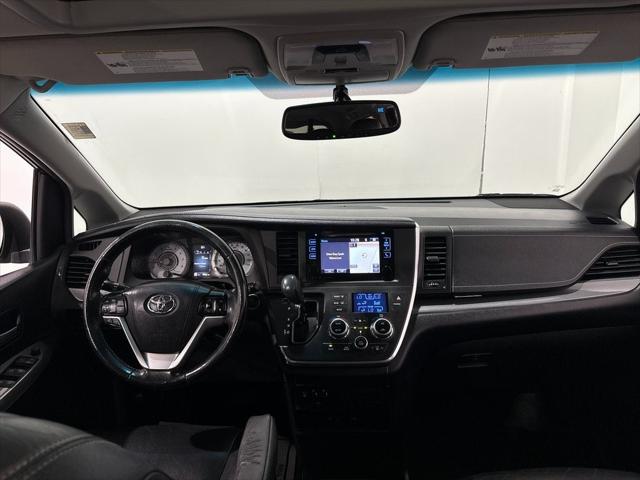 2017 Toyota Sienna SE Premium 8 Passenger