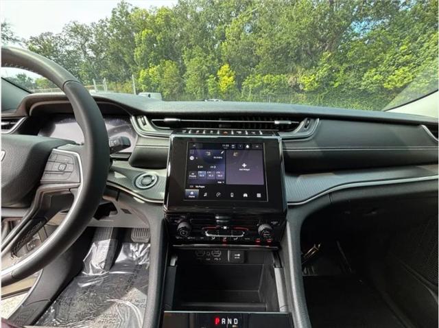2024 Jeep Grand Cherokee L Laredo 4x2
