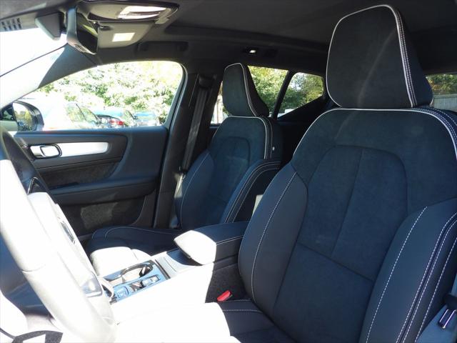 2026 Volvo XC40 B5 Ultra Black Edition