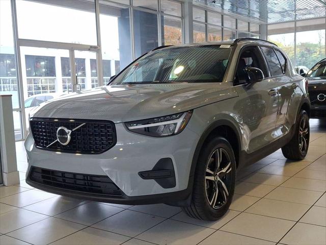 2026 Volvo XC40 Core, B5 AWD Gas (mild hybrid), Dark
