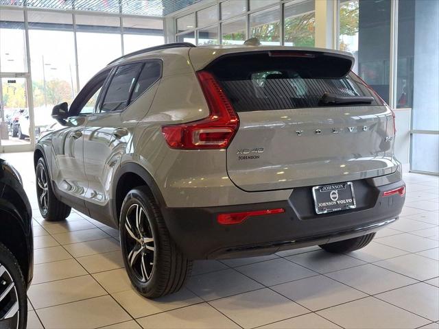 2026 Volvo XC40 Core, B5 AWD Gas (mild hybrid), Dark