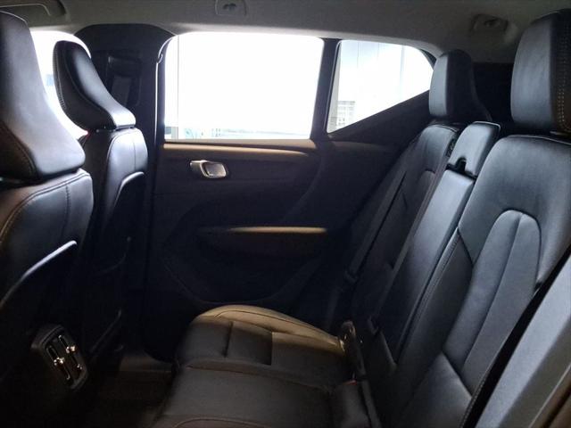 2026 Volvo XC40 Core, B5 AWD Gas (mild hybrid), Dark