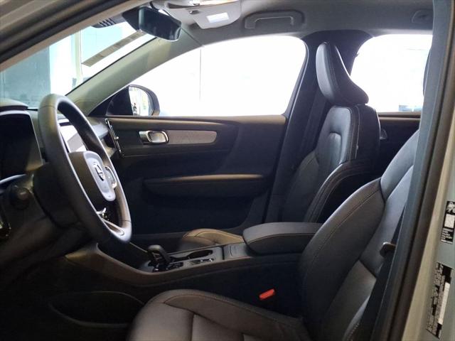 2026 Volvo XC40 Core, B5 AWD Gas (mild hybrid), Dark