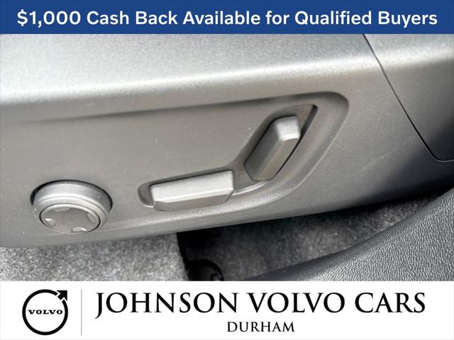 2026 Volvo XC40 Core, B5 AWD Gas (mild hybrid), Dark