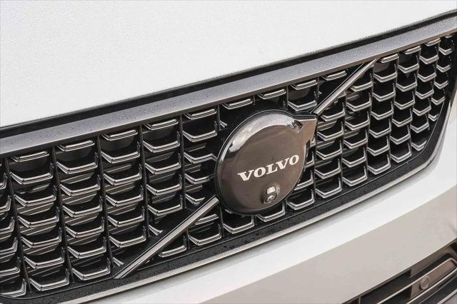 2026 Volvo XC40 Black Edition Ultra, B5 AWD Gas (mild hybrid)