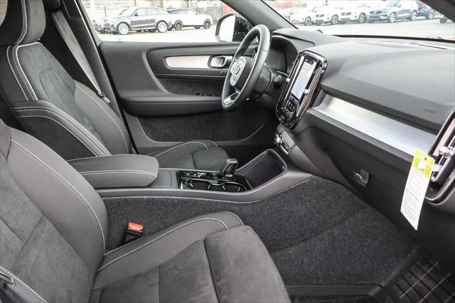 2026 Volvo XC40 Black Edition Ultra, B5 AWD Gas (mild hybrid)