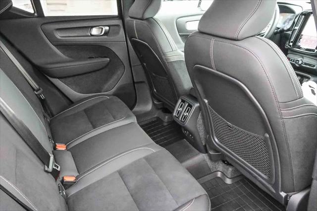 2026 Volvo XC40 Black Edition Ultra, B5 AWD Gas (mild hybrid)