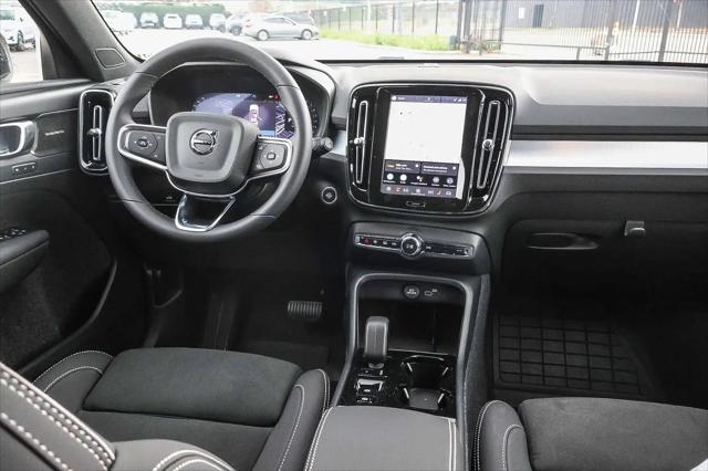 2026 Volvo XC40 Black Edition Ultra, B5 AWD Gas (mild hybrid)