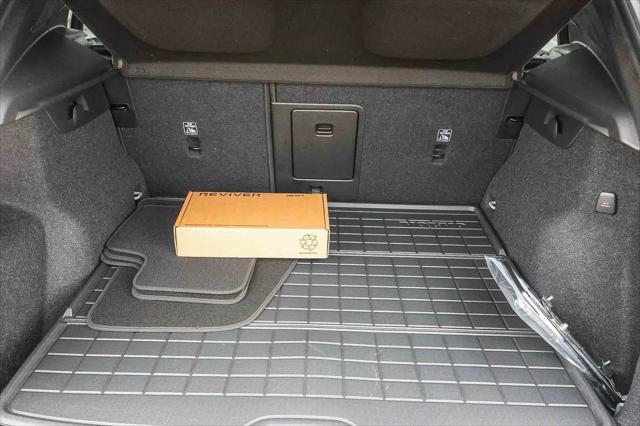 2026 Volvo XC40 Black Edition Ultra, B5 AWD Gas (mild hybrid)
