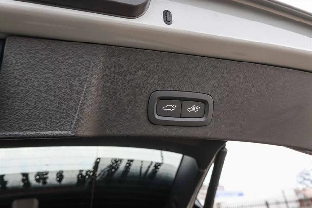 2026 Volvo XC40 Black Edition Ultra, B5 AWD Gas (mild hybrid)