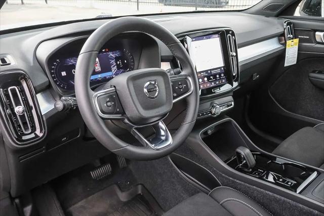 2026 Volvo XC40 Black Edition Ultra, B5 AWD Gas (mild hybrid)