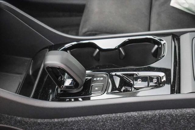 2026 Volvo XC40 Black Edition Ultra, B5 AWD Gas (mild hybrid)