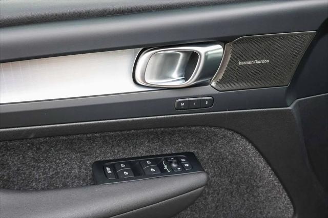 2026 Volvo XC40 Black Edition Ultra, B5 AWD Gas (mild hybrid)
