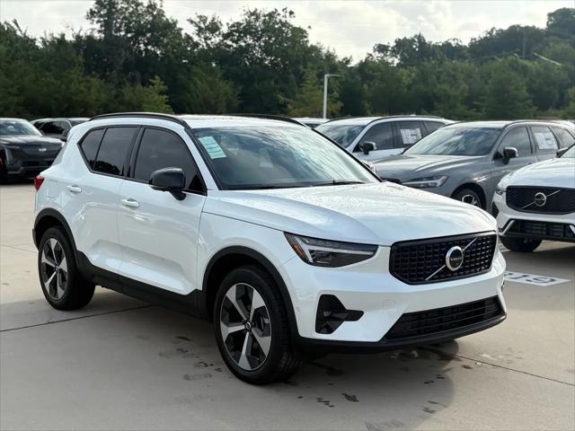 2026 Volvo XC40 Plus, B5 AWD Gas (mild hybrid), Dark