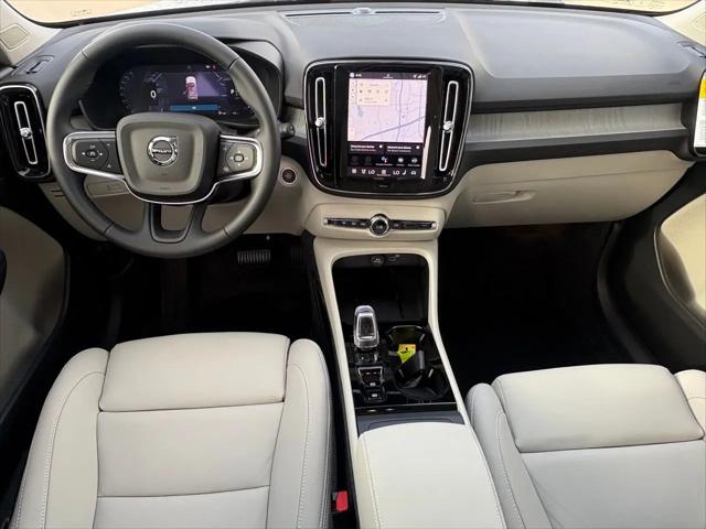 2026 Volvo XC40 Plus, B5 AWD Gas (mild hybrid), Dark