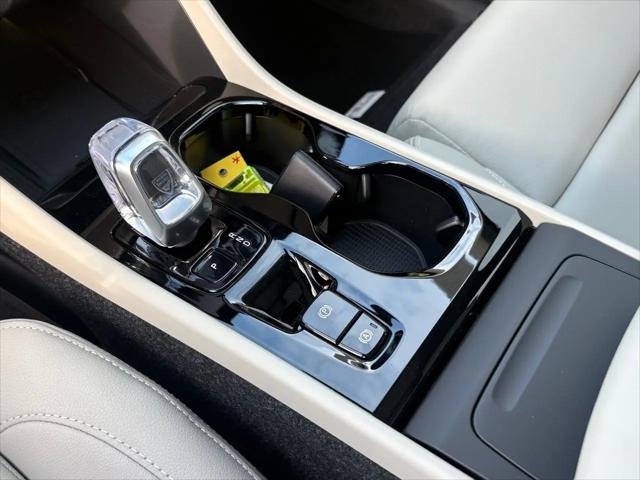 2026 Volvo XC40 Plus, B5 AWD Gas (mild hybrid), Dark