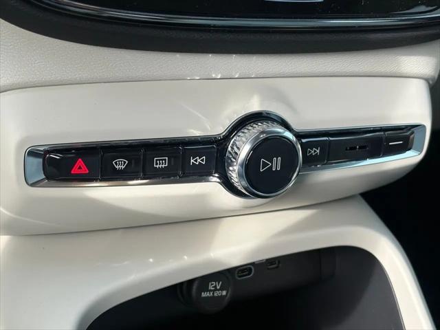 2026 Volvo XC40 Plus, B5 AWD Gas (mild hybrid), Dark