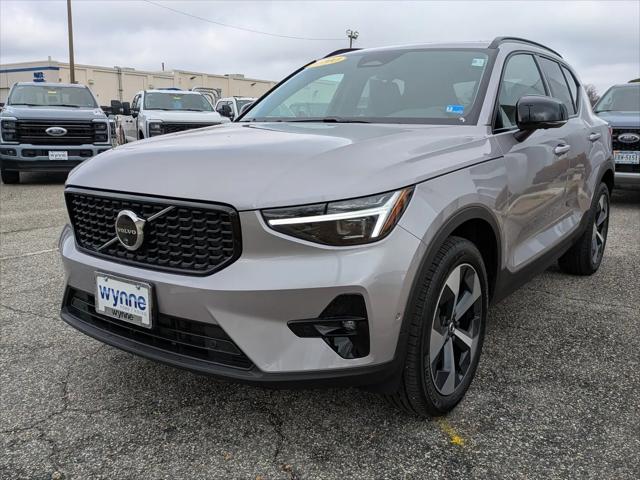 2026 Volvo XC40 Plus, B5 AWD Gas mild hybrid, Dark