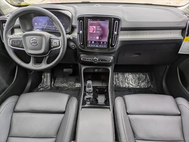 2026 Volvo XC40 Plus, B5 AWD Gas mild hybrid, Dark