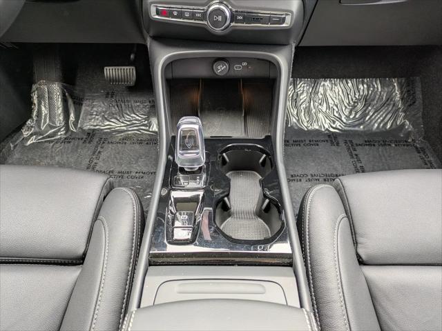 2026 Volvo XC40 Plus, B5 AWD Gas mild hybrid, Dark