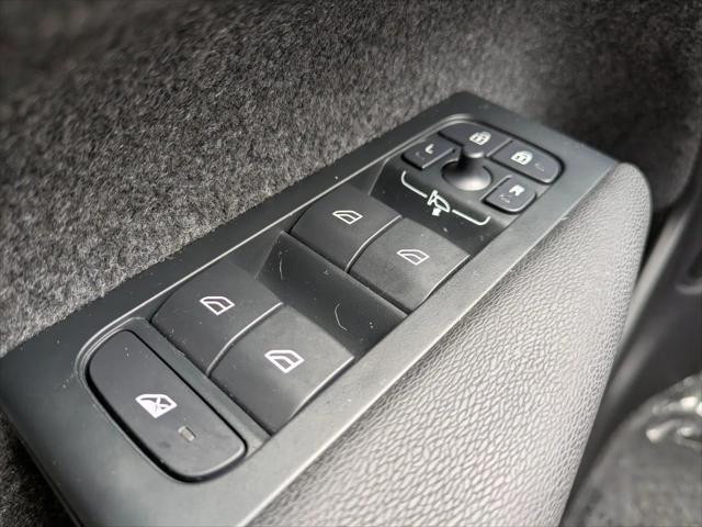 2026 Volvo XC40 Plus, B5 AWD Gas mild hybrid, Dark
