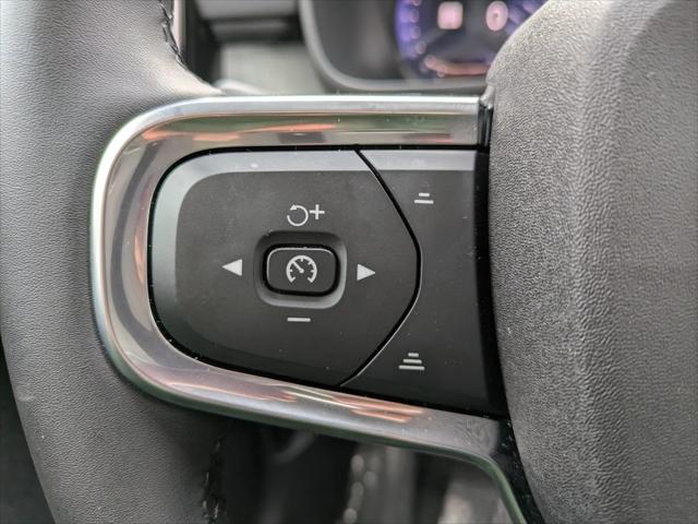 2026 Volvo XC40 Plus, B5 AWD Gas mild hybrid, Dark