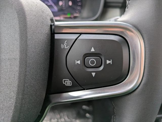 2026 Volvo XC40 Plus, B5 AWD Gas mild hybrid, Dark